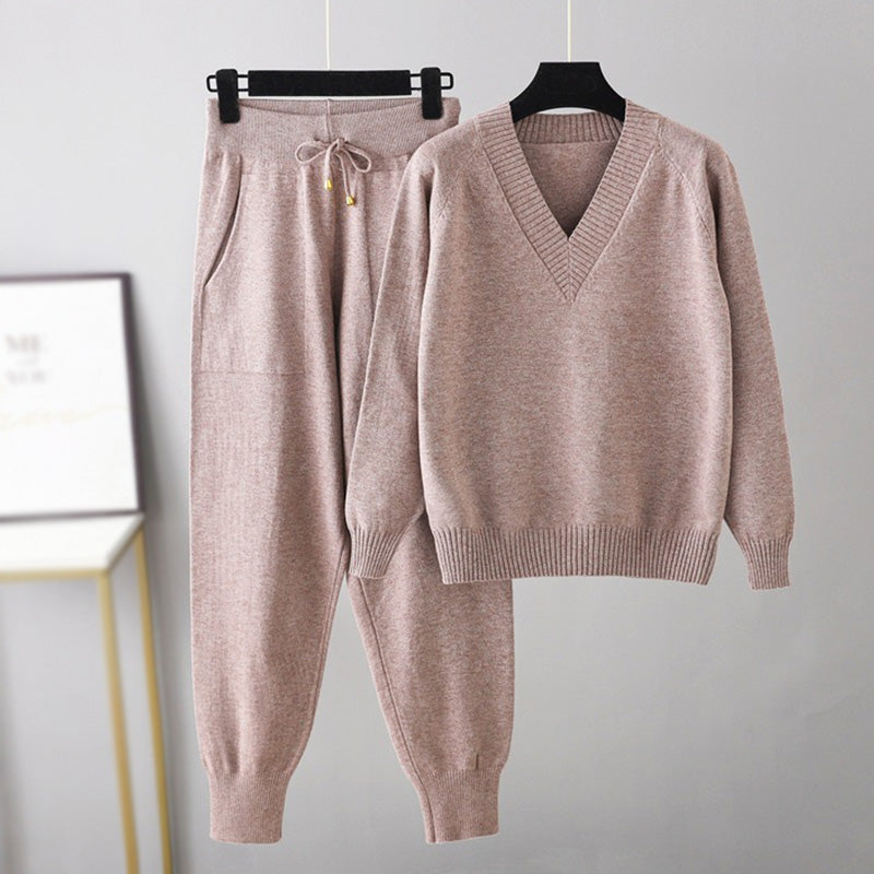 Leda™ | Comodo Set a Due Pezzi: Pantaloni e Maglione con Collo a V