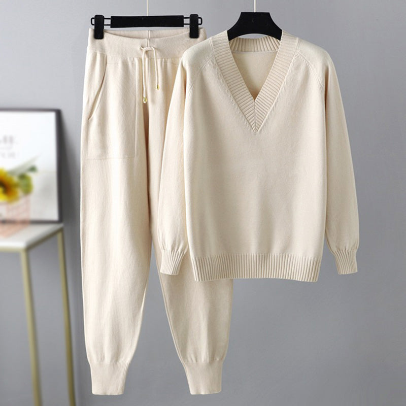 Leda™ | Comodo Set a Due Pezzi: Pantaloni e Maglione con Collo a V