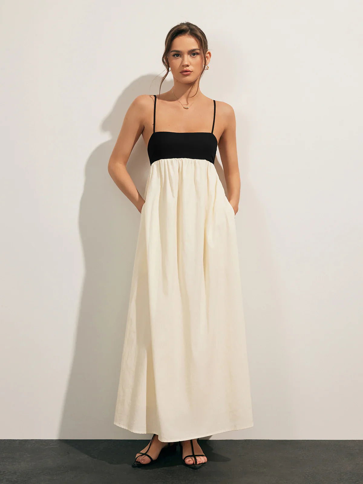 Zaira | Vestito lungo in contrasto con schiena scoperta