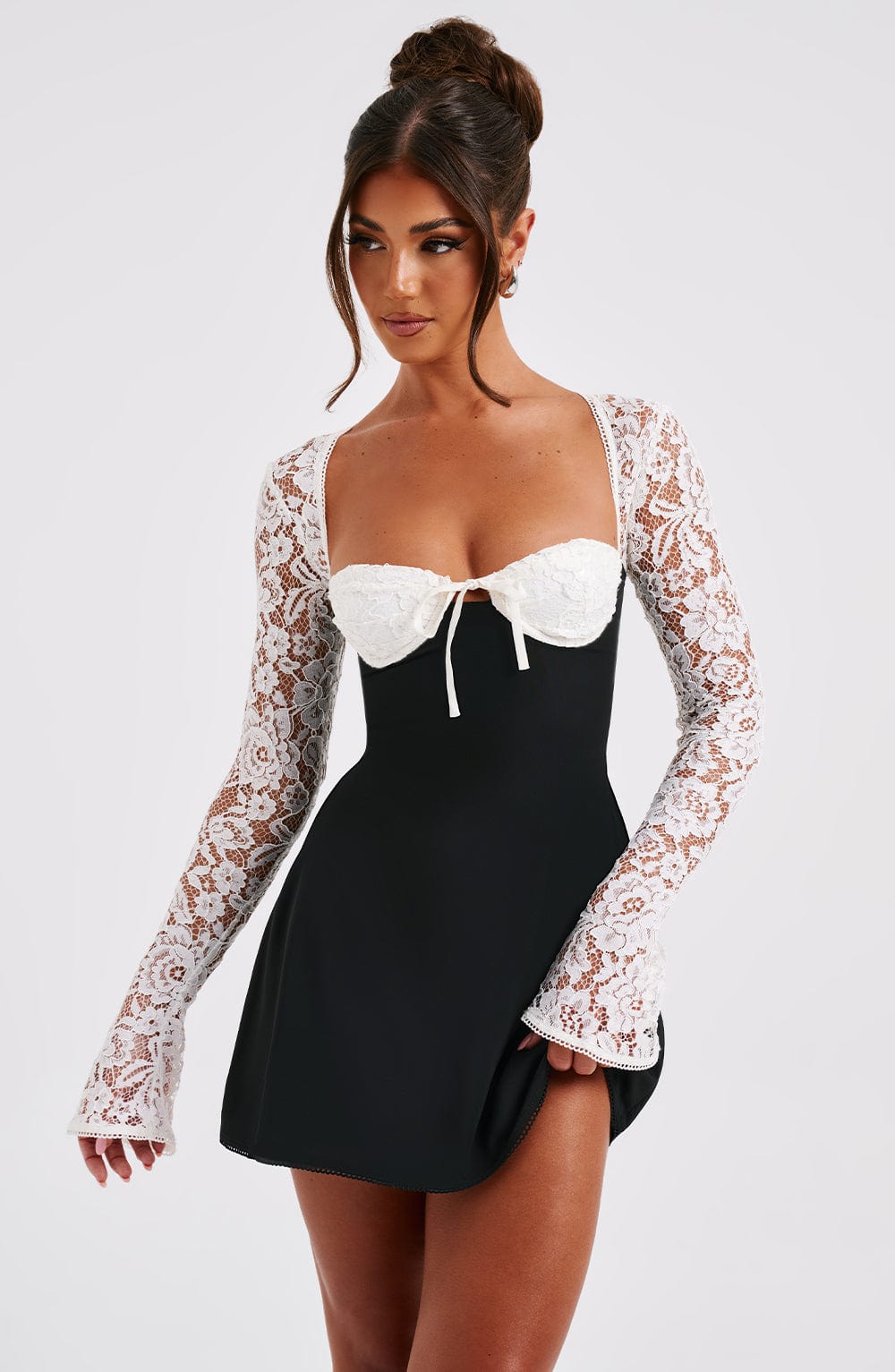 Lizzi - Mini dress con maniche in pizzo