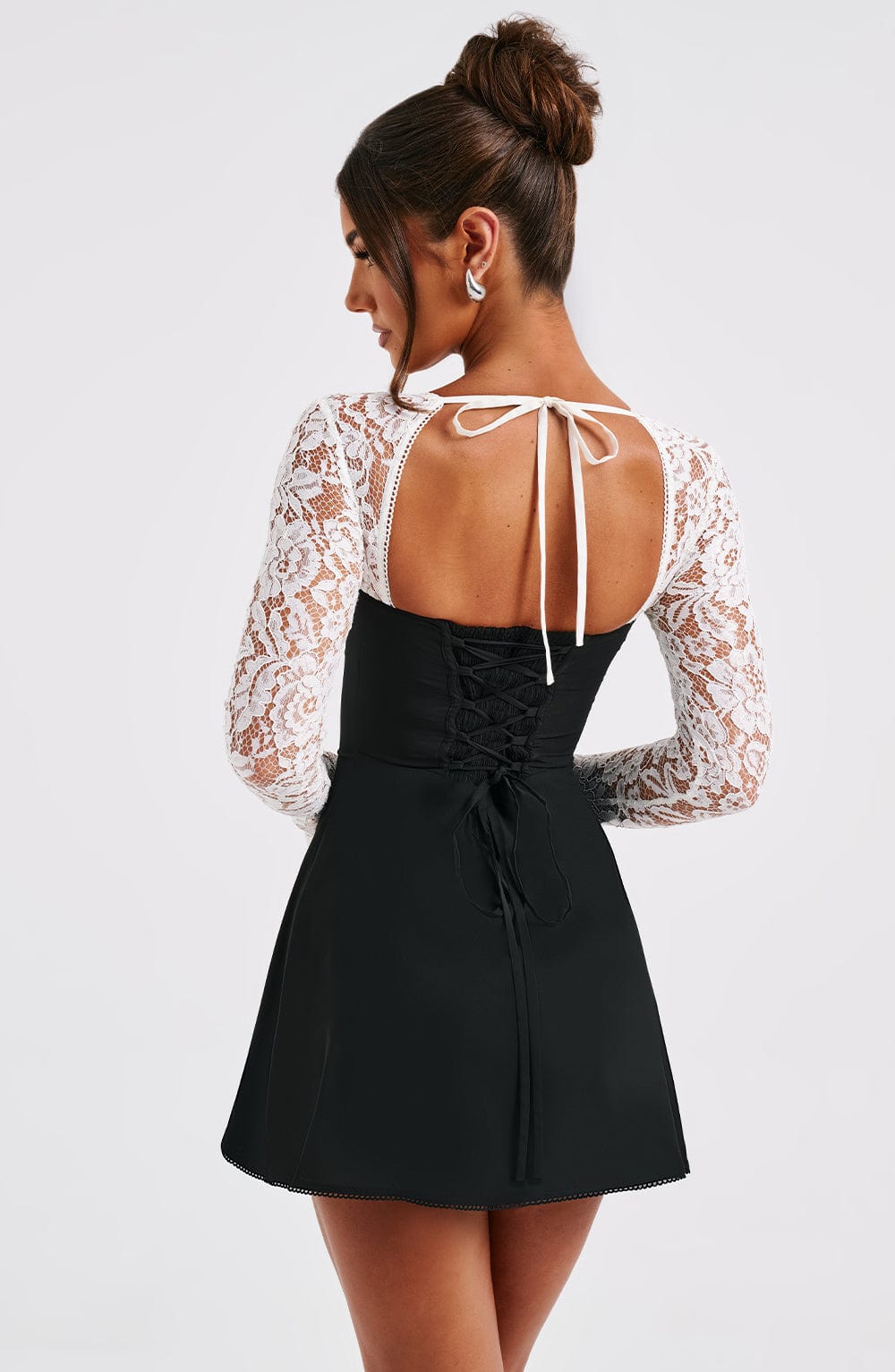 Lizzi - Mini dress con maniche in pizzo