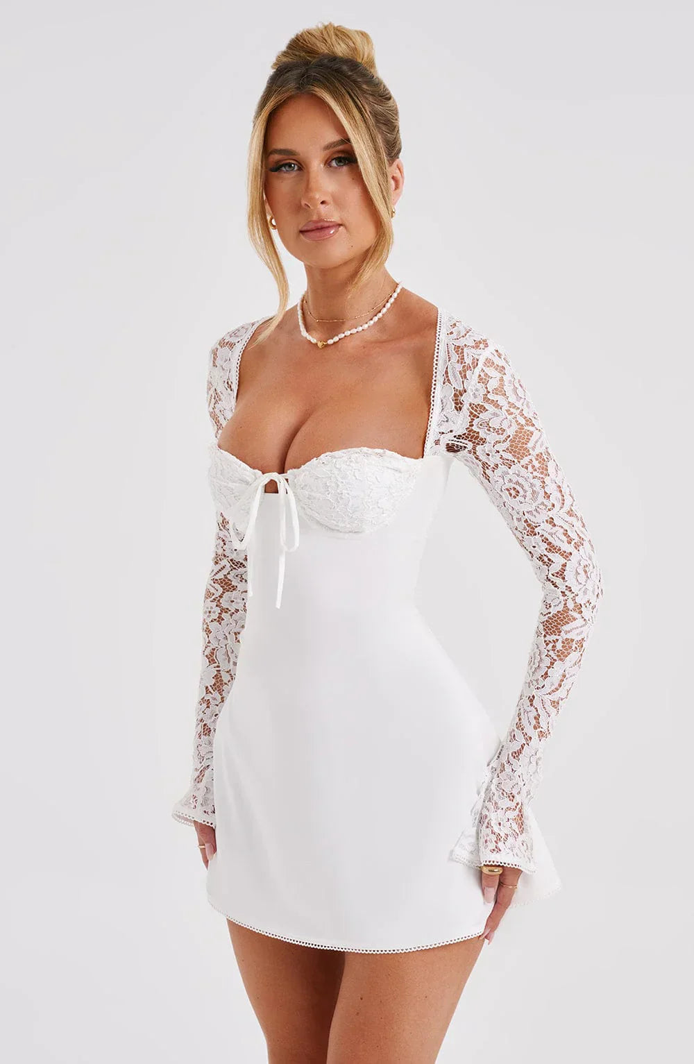 Lizzi - Mini dress con maniche in pizzo