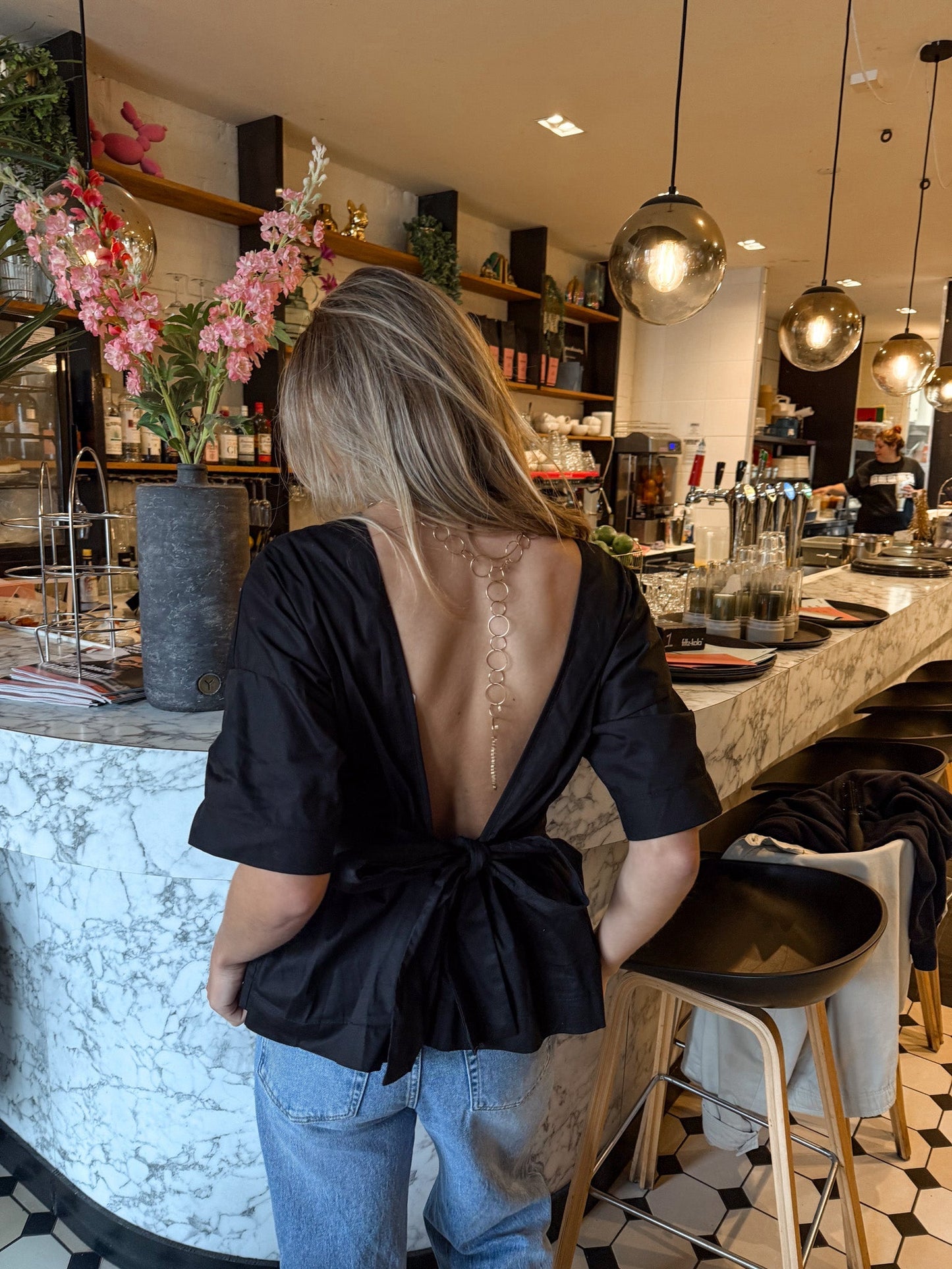 Beta | Blusa in Onice Senza Schiena