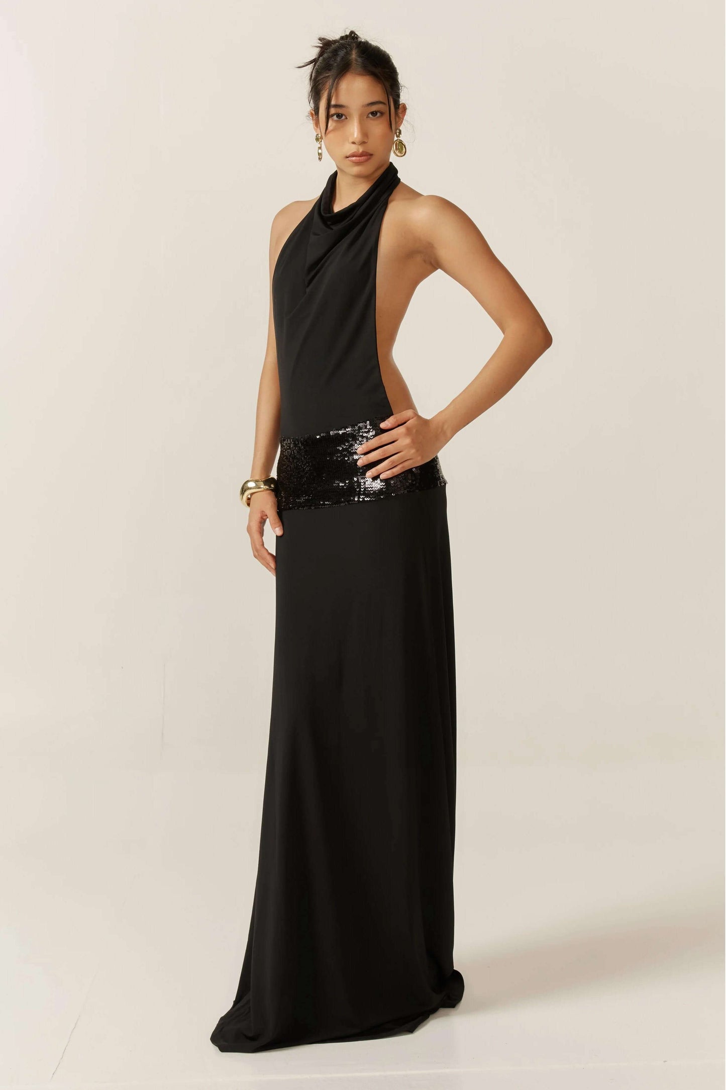 Maddalena | Vestito nero con collo halter
