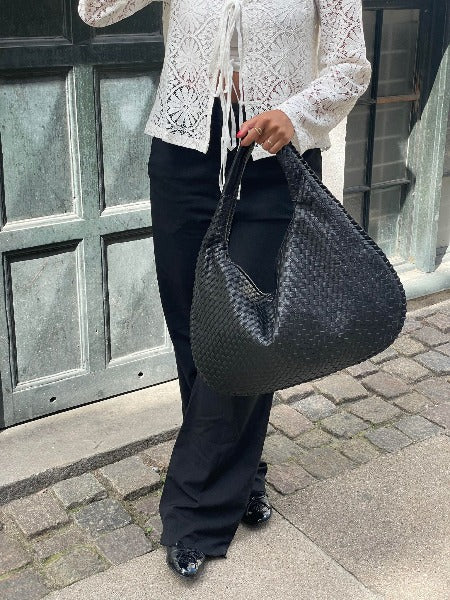 Liva | Half-moon shoulder bag