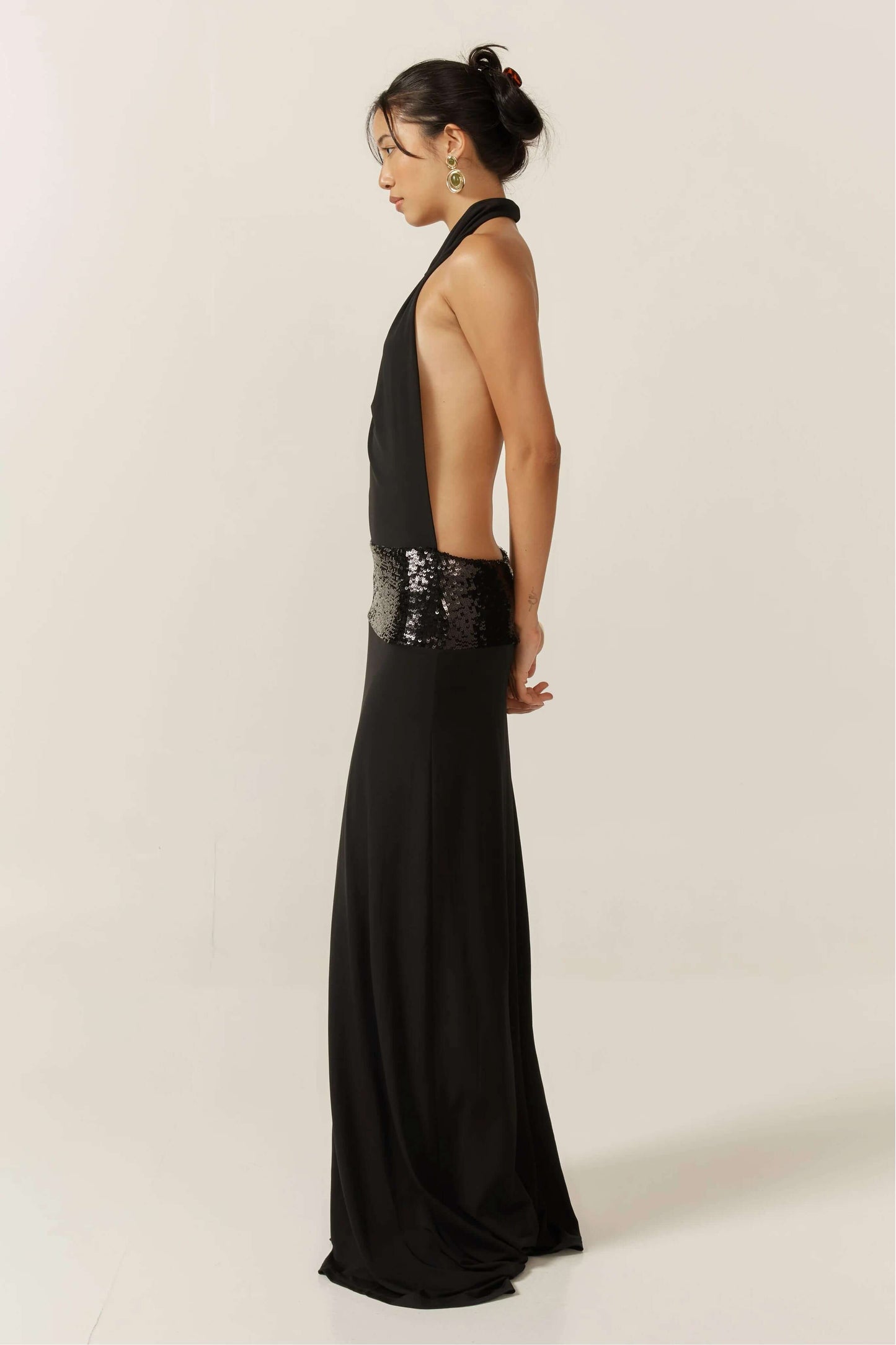 Maddalena | Vestito nero con collo halter