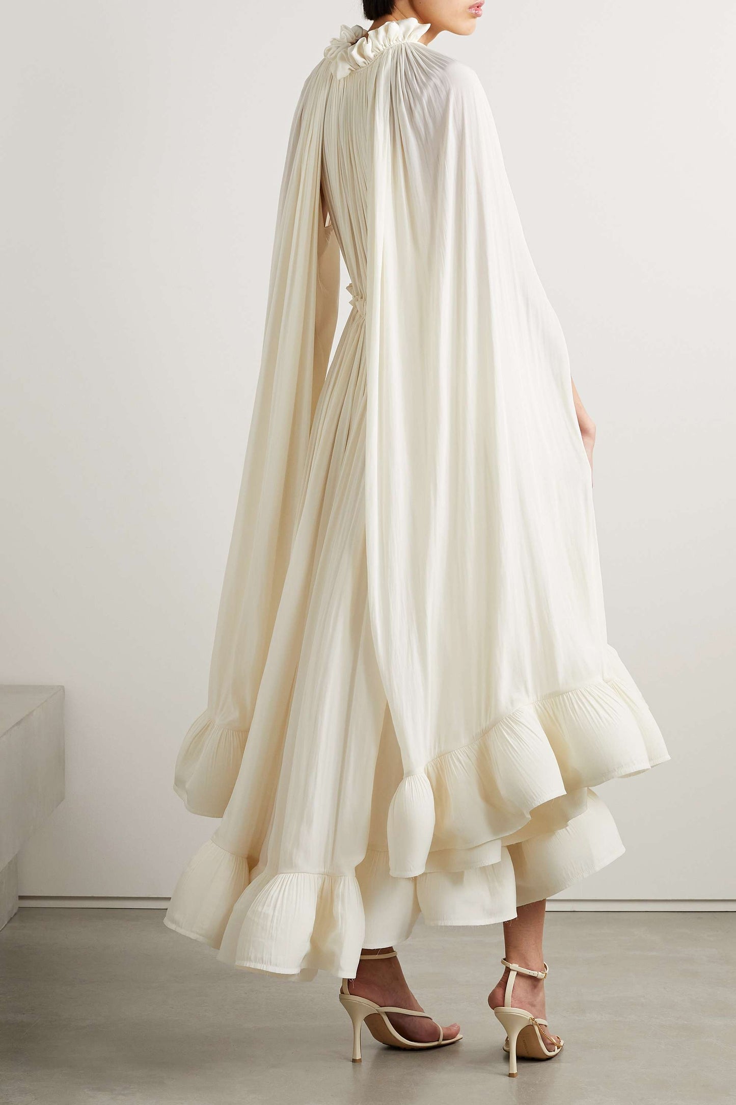 Windye | Abito con Mantella e Volant sull’Orlo