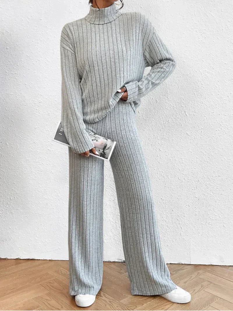 Leia™ | Set di Due Pezzi: Pantaloni e Maglione Collo Alto