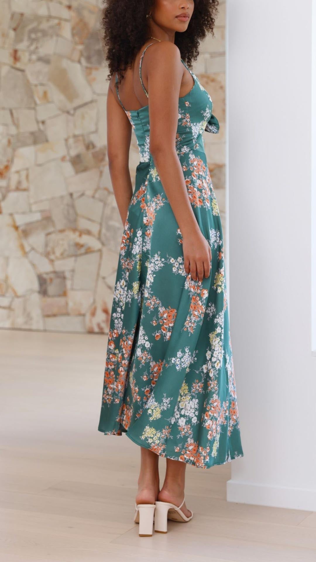 Mylen | Abito Midi in Satin con Fiori e Spacco